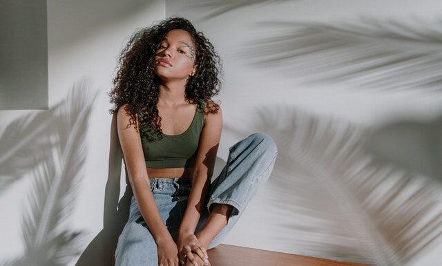 jeansy z wysokim stanem