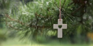 Co oznacza krzyż z kotwica?