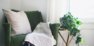 Czy do samolotu można zabrać koc?