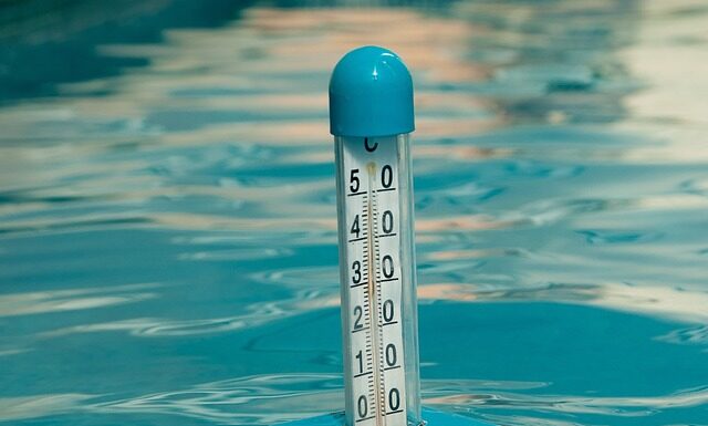 W jakiej temperaturze piec folię termokurczliwą?