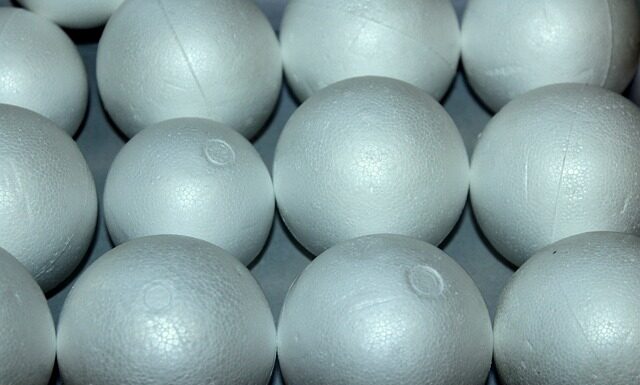 Jak długo może być przyklejony styropian bez kleju?