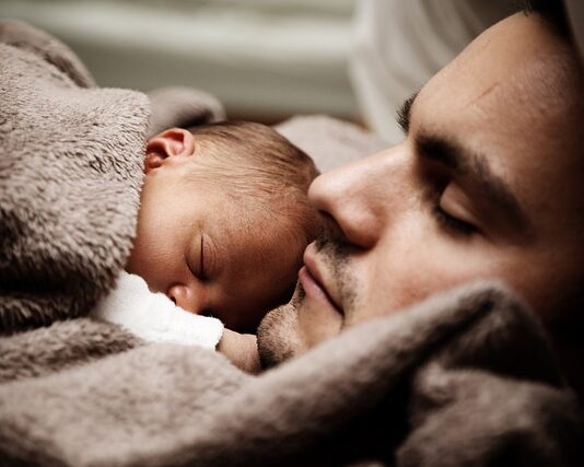 Czym przykryć dziecko do snu?