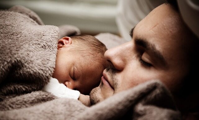 Czym przykryć dziecko do snu?