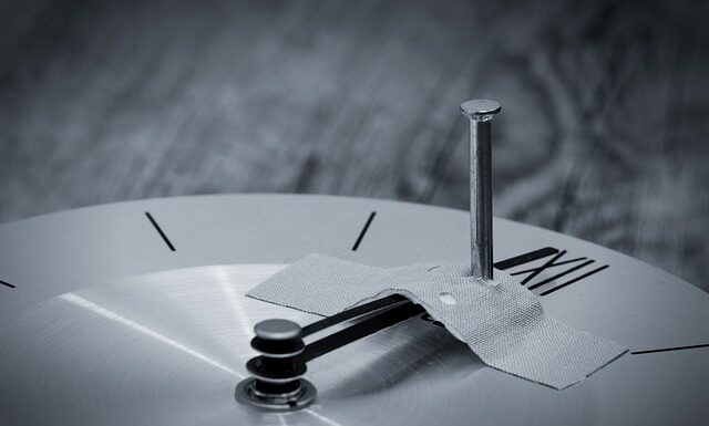 Na czym przykleić kratkę wentylacyjna do ściany?