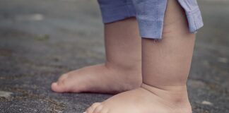 Czy można małe dziecko podnosić pod pachy?