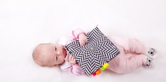 W czym trzymać niemowlaka w salonie?