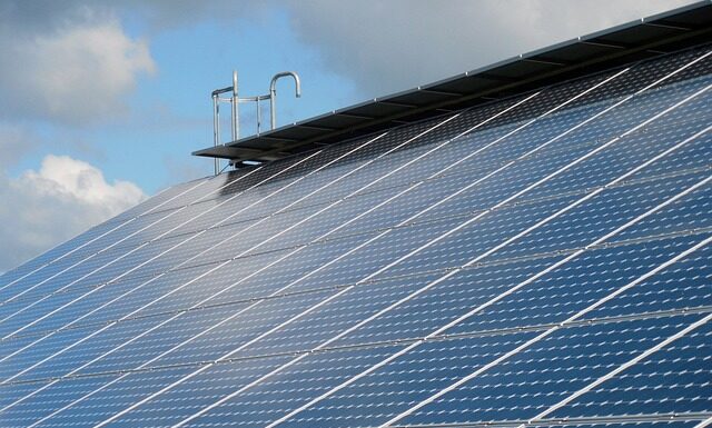 Czy kolektory słoneczne działają w pochmurne dni?