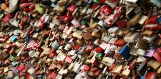 Z czego są kłódki?