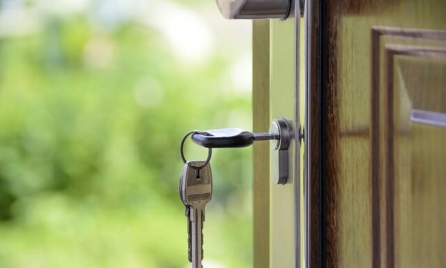 Do czego jest mała dziurka w kłódce?