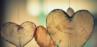 Co oznacza serce z krzyżem?