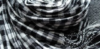 Czy kratka wentylacyjna może być nad prysznicem?