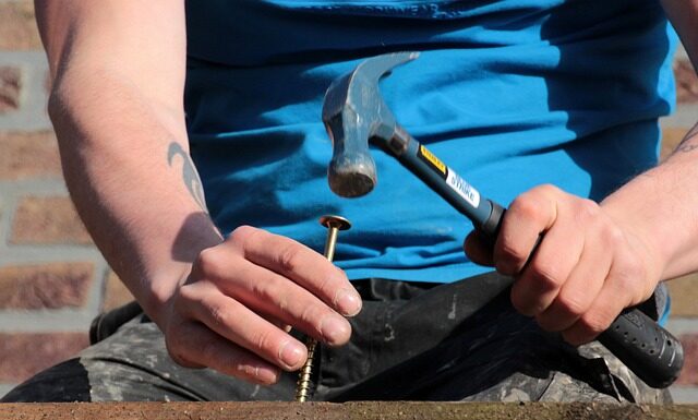 Jak wykręcić śrubę z wytartym krzyżakiem?