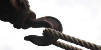 Kto wbija hak do dowodu rejestracyjnego?