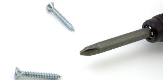 Jak odkręcić śrubę z zepsutym gwintem torx?