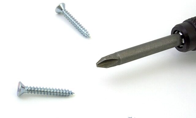 Jak odkręcić śrubę z uszkodzonym łbem?