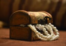 Jak otworzyć kufer od skutera?